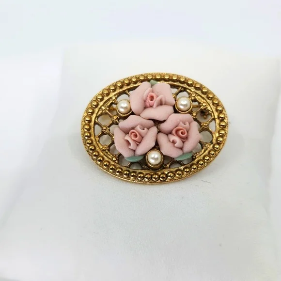 Vintage Filigree Brooch with Porcelain Roses - Picture 2 of 4